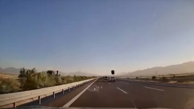 Bursa’da otobanda seyir halinde olan bir otomobilin portbagajı, rüzgara dayanamayarak