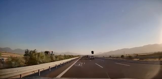 Rüzgardan uçan portbagaj faciaya neden oluyordu Bursa’da otobanda seyir halinde olan bir otomobilin portbagajı, rüzgara dayanamayarak