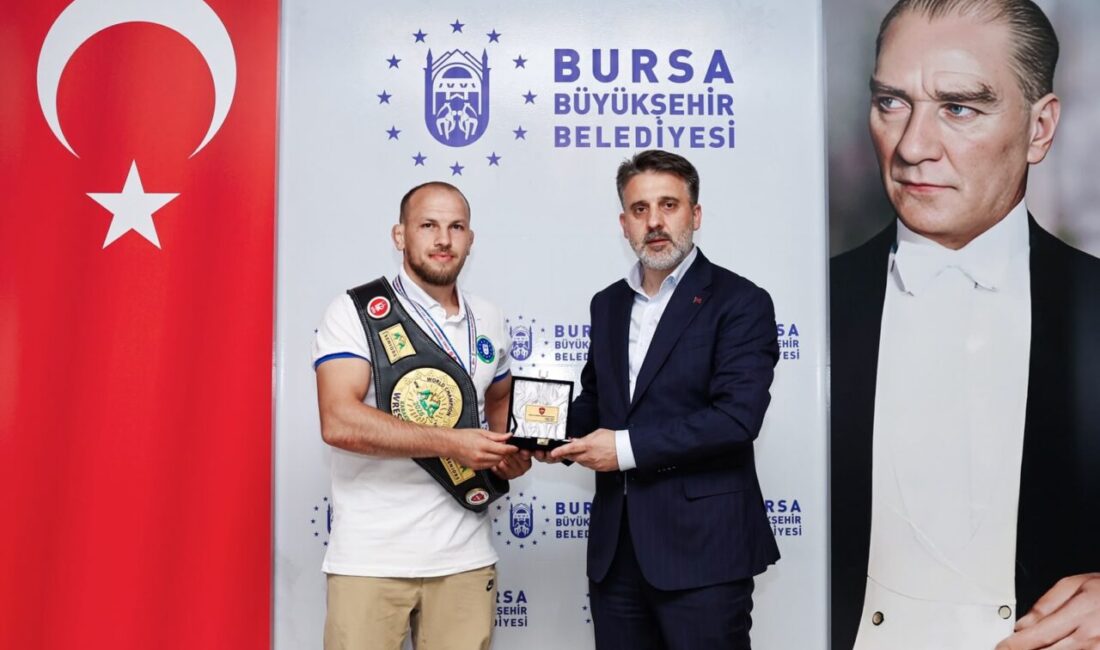 Bursa’nın dünya şampiyonu makamda! Keçiören Büyükler Karakucak Güreşi Dünya Şampiyonası’nda 75 kiloda altın madalya