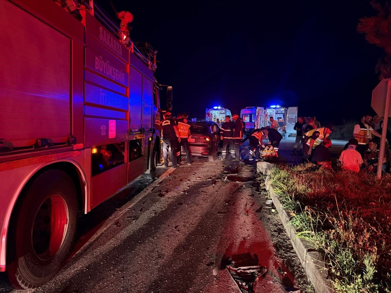 Sakarya’nın Karasu ilçesinde iki otomobilin çarpıştığı kazada 5 kişi yaralandı.
