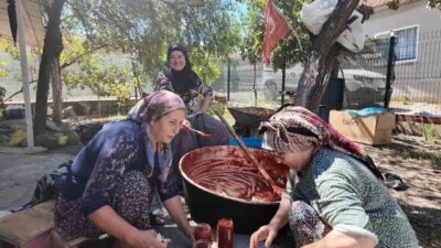 Tekirdağ’ın Malkara ilçesine bağlı Alaybey Mahallesi’nde köylü kadınlar, kış hazırlıkları