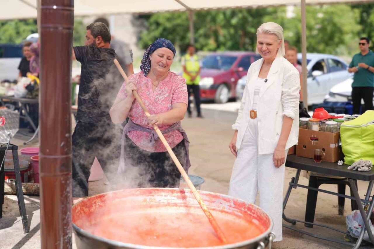 Bilecik Belediyesi’nin ilk kez düzenlediği Salça Yapım Günleri’nde her gün