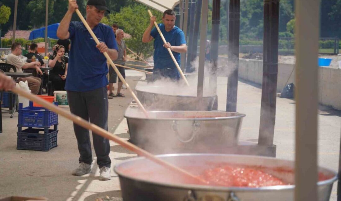Bilecik Belediyesi tarafından gerçekleştirilen uygulama ile salça yapmak isteyen vatandaşlar