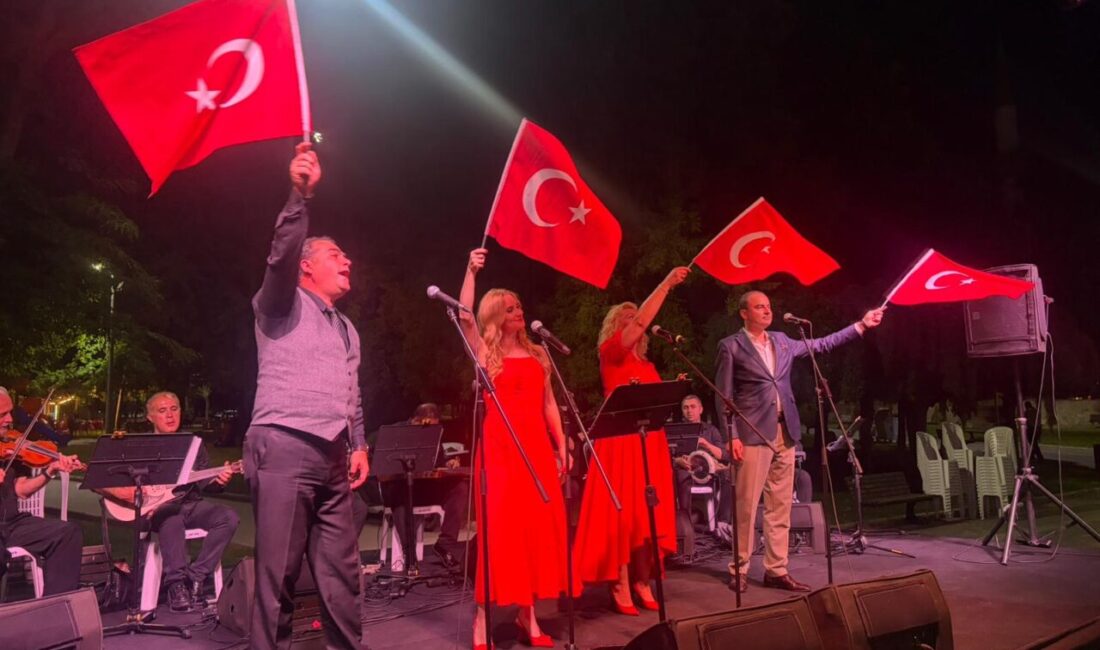 Zafer coşkusu geceye damga vurdu! Bursa Büyükşehir Belediyesi’nin 30 Ağustos Zafer Haftası kapsamında düzenlediği etkinliklerde