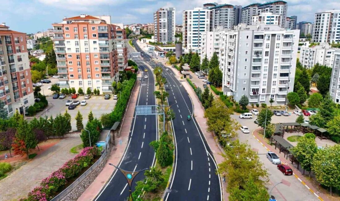 Kocaeli’de ulaşımın önemli güzergahlarından Santral Rampası’nda yürütülen üstyapı yenileme çalışmalarında