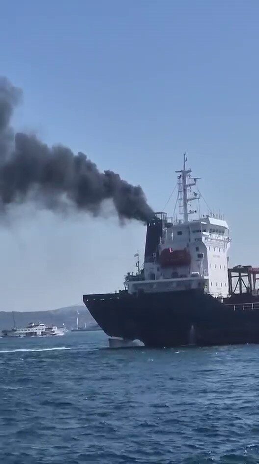 Sarayburnu açıklarında gemi bacasından yükselen dumanlar merak uyandırdı 12 Bülten Medya -