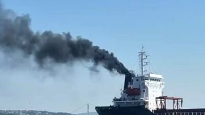 İstanbul Sarayburnu açıklarında seyir halindeki bir geminin bacasından yükselen dumanlar