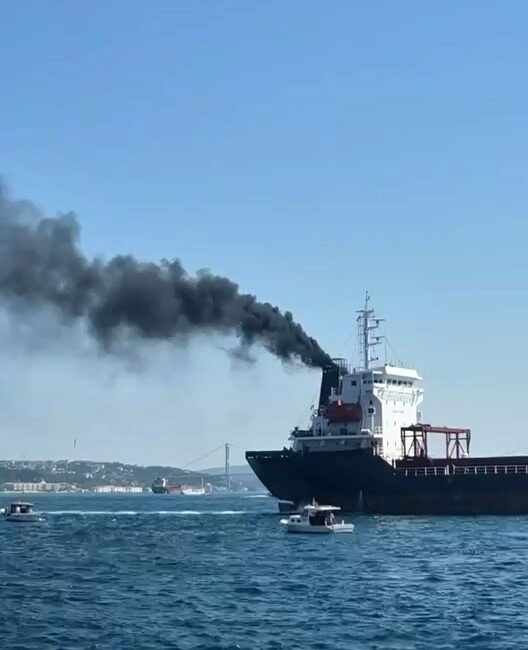 Sarayburnu açıklarında gemi bacasından yükselen dumanlar merak uyandırdı İstanbul Sarayburnu açıklarında seyir halindeki bir geminin bacasından yükselen dumanlar