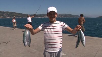 İstanbul’da palamut bolluğu yaşanıyor. Sarıyer sahilinde oltalarını denize atan vatandaşların