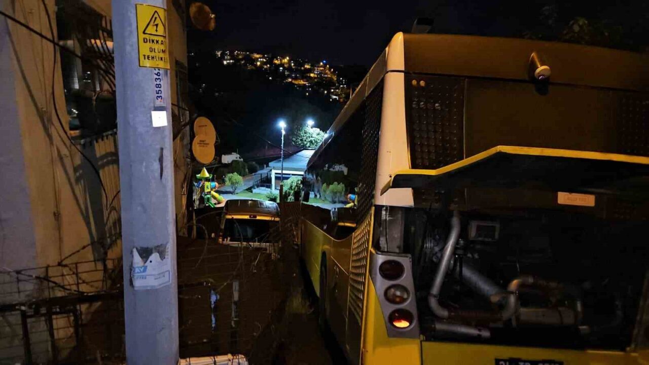 Sarıyer’de İETT otobüsü bariyerlere çarptı: Evlere metreler kala durdu 16 Bülten Medya -