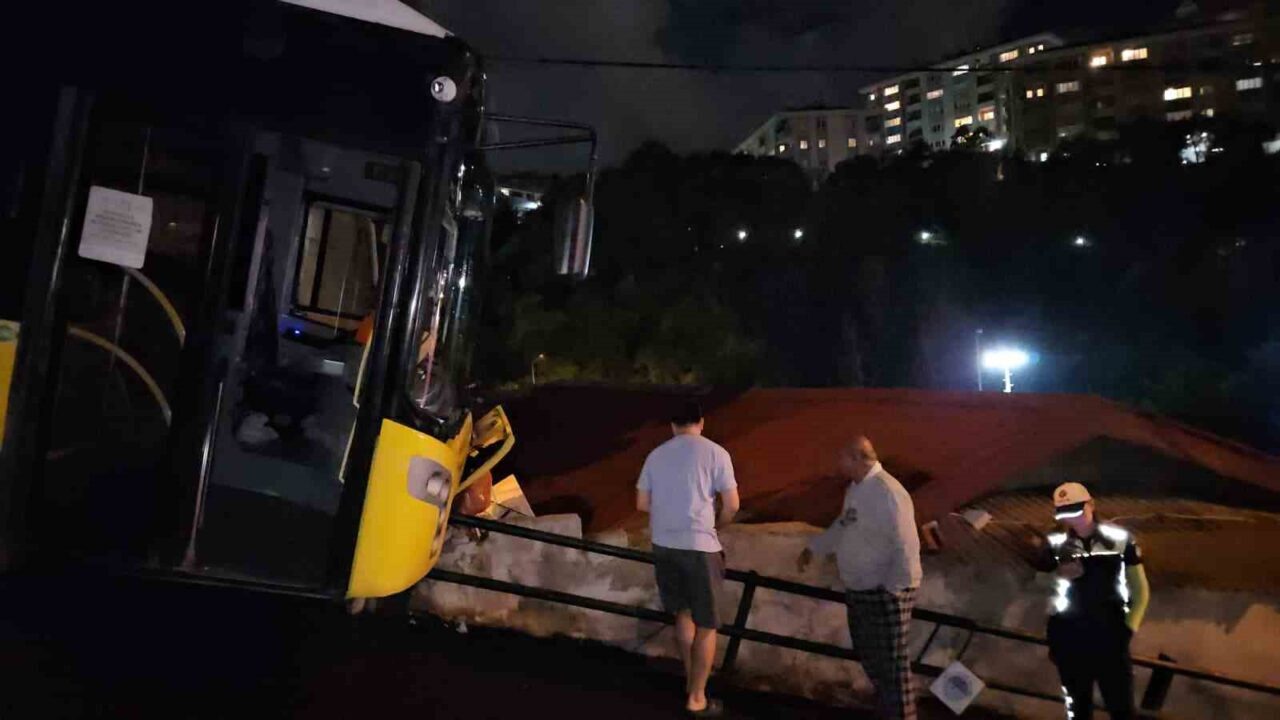 Sarıyer’de İETT otobüsü bariyerlere çarptı: Evlere metreler kala durdu 15 Bülten Medya -