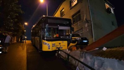 Sarıyer’de yağmur sonrası kayganlaşan yolda kontrolden çıkan İETT otobüsü bariyerlere