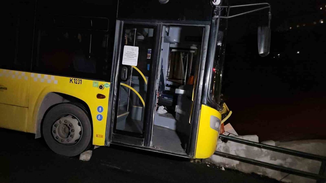 Sarıyer’de İETT otobüsü bariyerlere çarptı: Evlere metreler kala durdu 13 Bülten Medya -