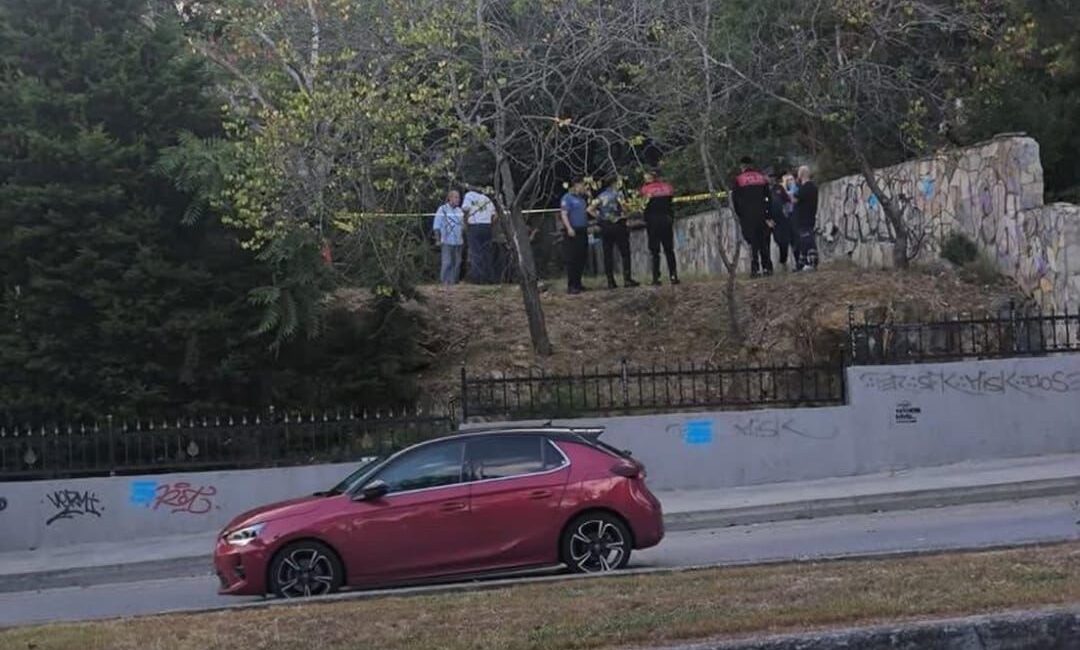 Sarıyer’de parkta bir kişi ölü halde bulundu Sarıyer’de parkta bir kişi ölü olarak bulundu. Olay, saat 17.30