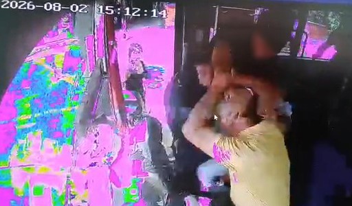 Şehir magandası otobüs şoförüne saldırdı Kocaeli’de özel halk otobüsü şoförü, tanımadığı bir şahsın yumruklu saldırısına