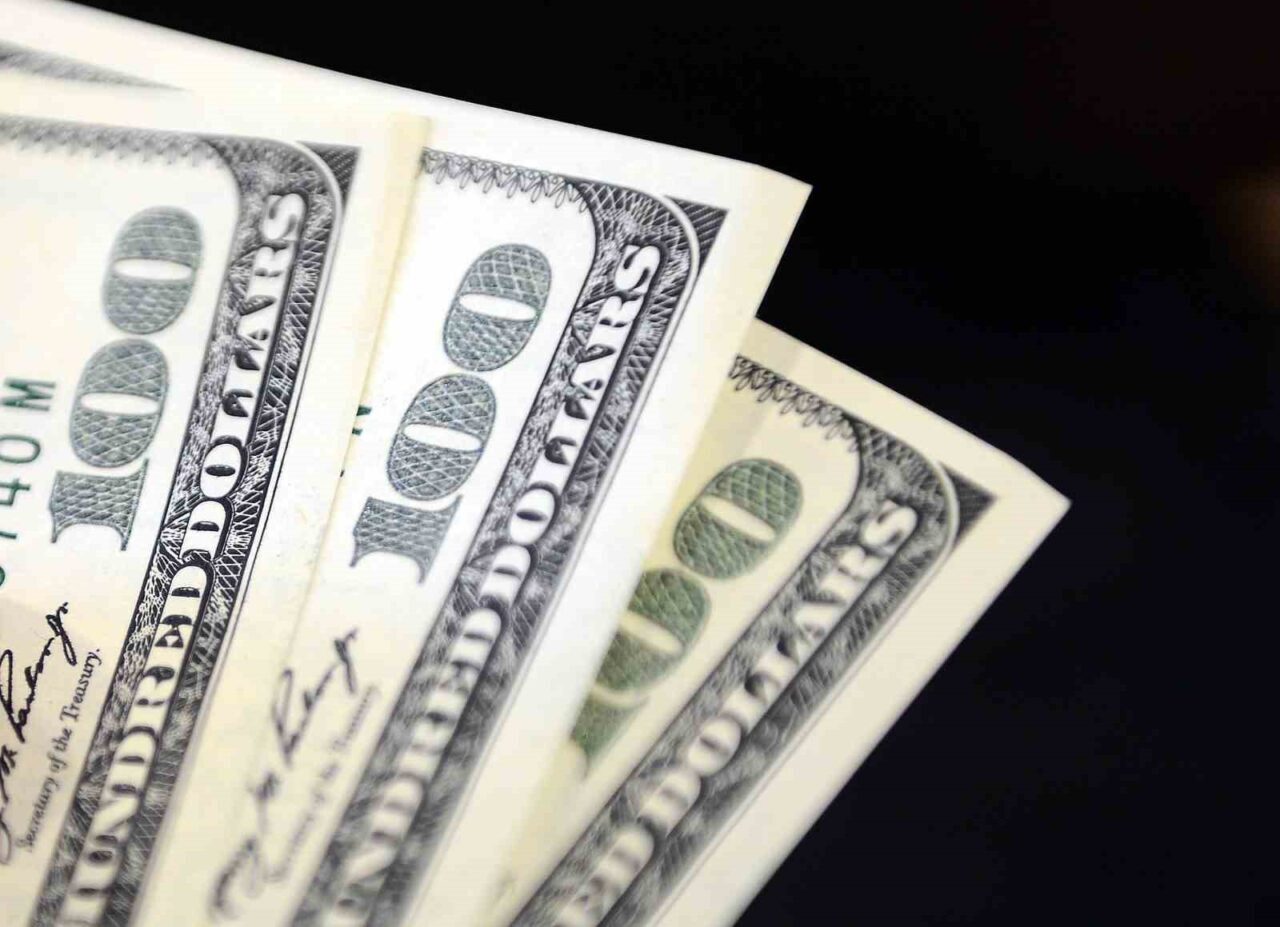 stanbul Kapalıçarşı’da dolar 47,9550 liradan, euro 56,1230 liradan güne başladı.