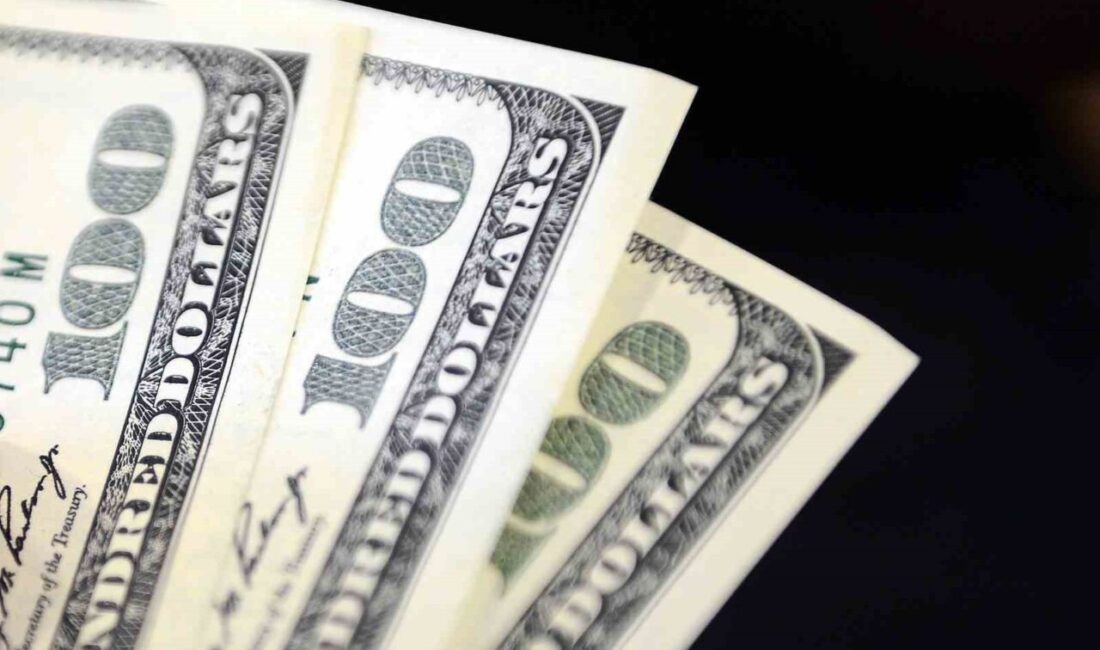 Dolar 47,5460 liradan, euro ise 54,8950 liradan haftaya başladı. İstanbul