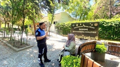 Şeyh Edebali Türbesi’nde vatandaşlara dolandırıcılık uyarısı Bilecik Şeyh Edebali Türbesi’nde vatandaşlara dolandırıcılık uyarısı yapıldı. Bilecik İl