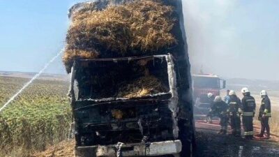 Tekirdağ’ın Süleymanpaşa ilçesinde seyir halindeki balya yüklü kamyon, henüz belirlenemeyen