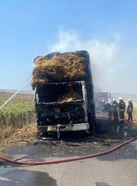Tekirdağ’ın Süleymanpaşa ilçesinde seyir halindeki balya yüklü kamyon, henüz belirlenemeyen