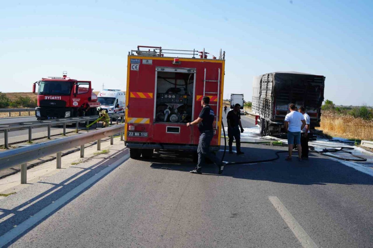 Seyir halindeki tırın dorsesi alev alev yandı, faciayı sürücülerin dikkati önledi 22 Bülten Medya -