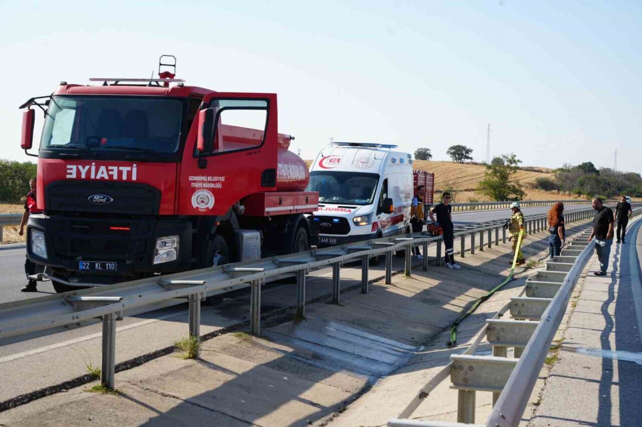 Seyir halindeki tırın dorsesi alev alev yandı, faciayı sürücülerin dikkati önledi 20 Bülten Medya -