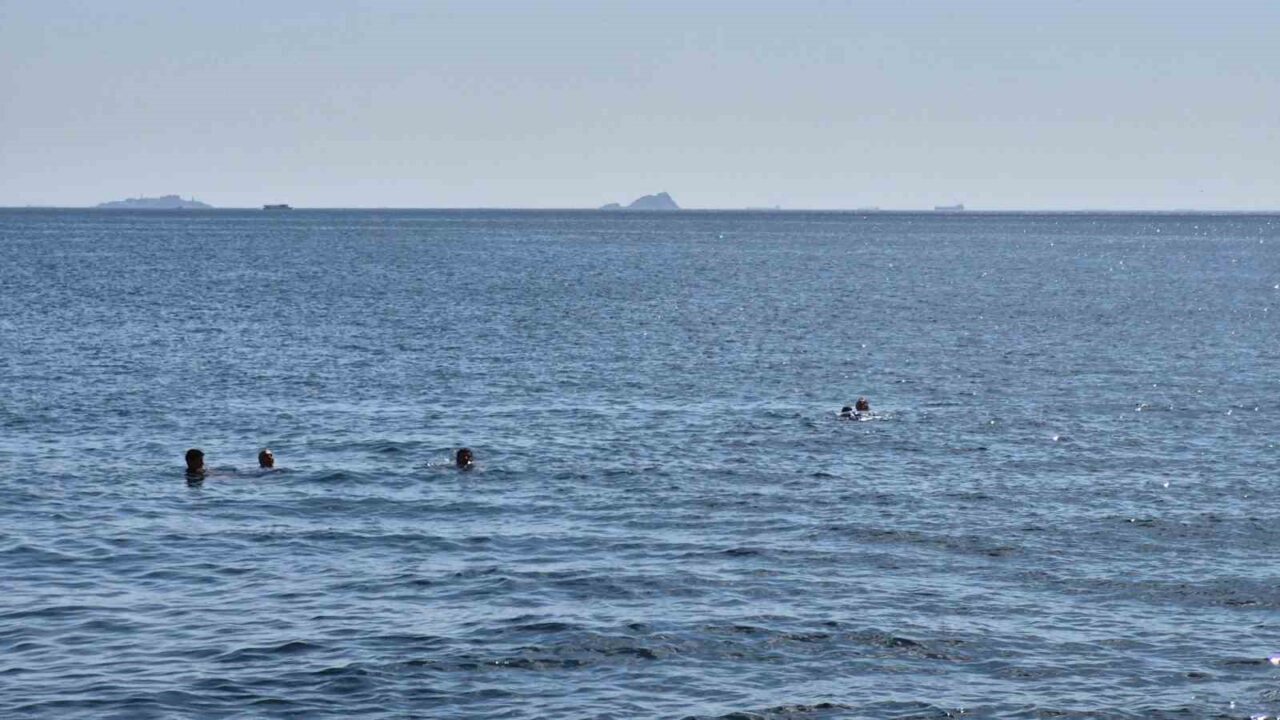 Sıcaktan bunalan İstanbullular kendini Caddebostan Sahili’ne attı 19 Bülten Medya -