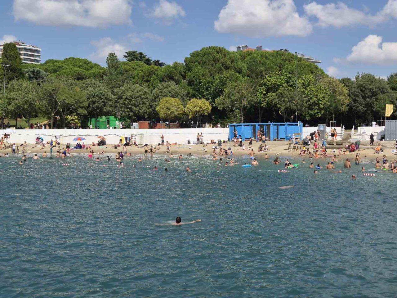 Sıcaktan bunalan İstanbullular kendini Caddebostan Sahili’ne attı 21 Bülten Medya -