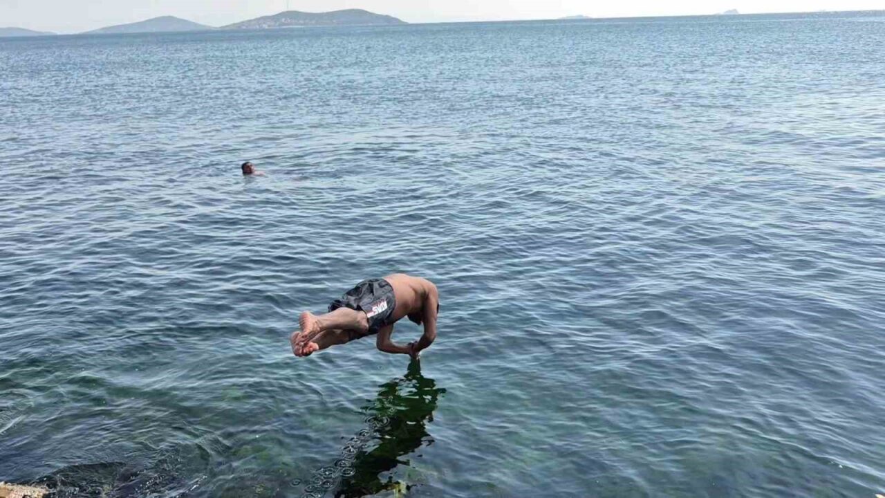 Sıcaktan bunalan İstanbullular kendini Caddebostan Sahili’ne attı 20 Bülten Medya -