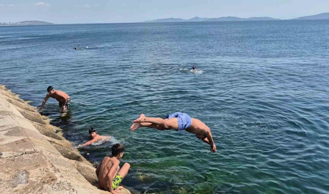 Sıcaktan bunalan İstanbullular kendini Caddebostan Sahili’ne attı İstanbul’da termometrelerin 31 dereceyi göstermesiyle birlikte sıcak havadan bunalan vatandaşlar