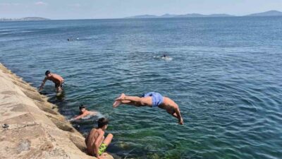 İstanbul’da termometrelerin 31 dereceyi göstermesiyle birlikte sıcak havadan bunalan vatandaşlar