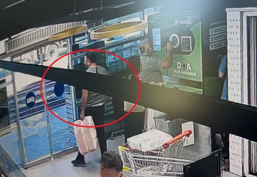 Sigara çantasını doldurdu, DOA sırasına girip bekledi: 440 paket sigarayla böyle kaçtı 8 Bülten Medya -