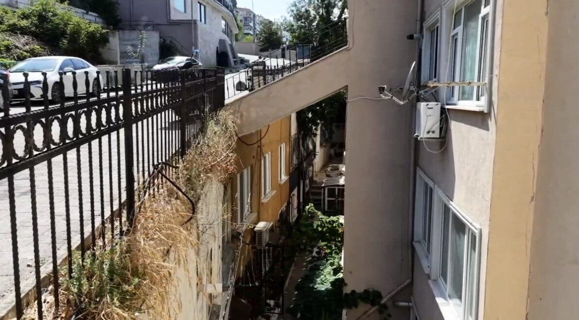 Şile’de üstünden yol geçen bina görenleri şaşkına çeviriyor 4 Bülten Medya -
