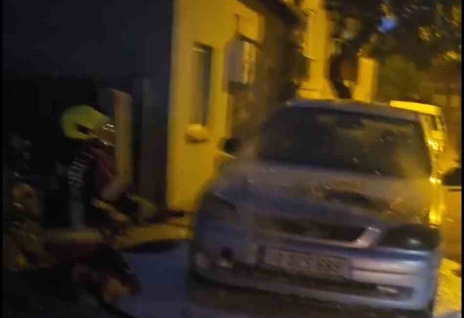 Balıkesir’in Sındırgı ilçesinde Yaşar Kozan’a ait otomobilde yangın çıktı. Elektrik