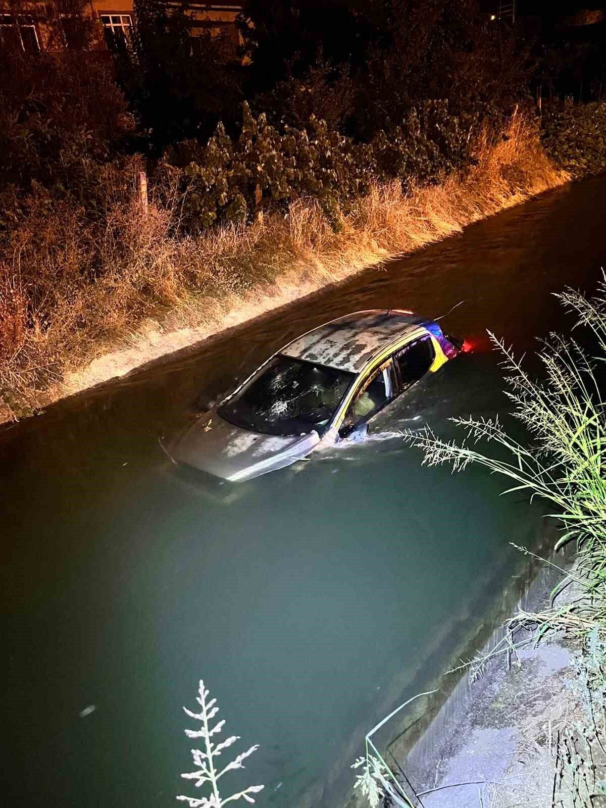 Otomobil kanala uçtu: 2 yaralı 1 Bülten Medya -