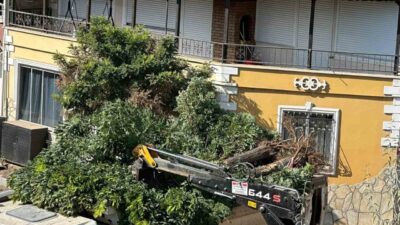 Balıkesir’in Sındırgı ilçesinde yol çalışması yapan belediye ekipleri cadde üzerindeki