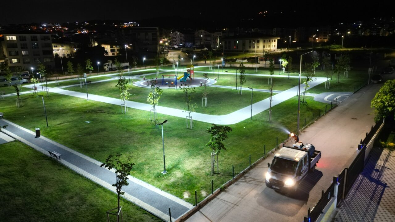 Bursa Büyükşehir Belediyesi, 17 ilçede sivrisinek ve karasinekle mücadeleyi sürdürüyor.