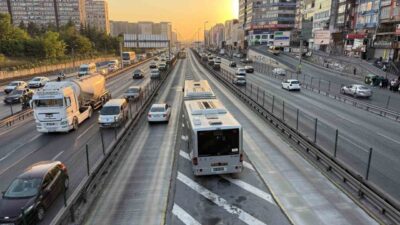 Bahçelievler’de Şirinevler metrobüs durağında tansiyonunun düşmesi sonucu dengesini kaybeden kadına,