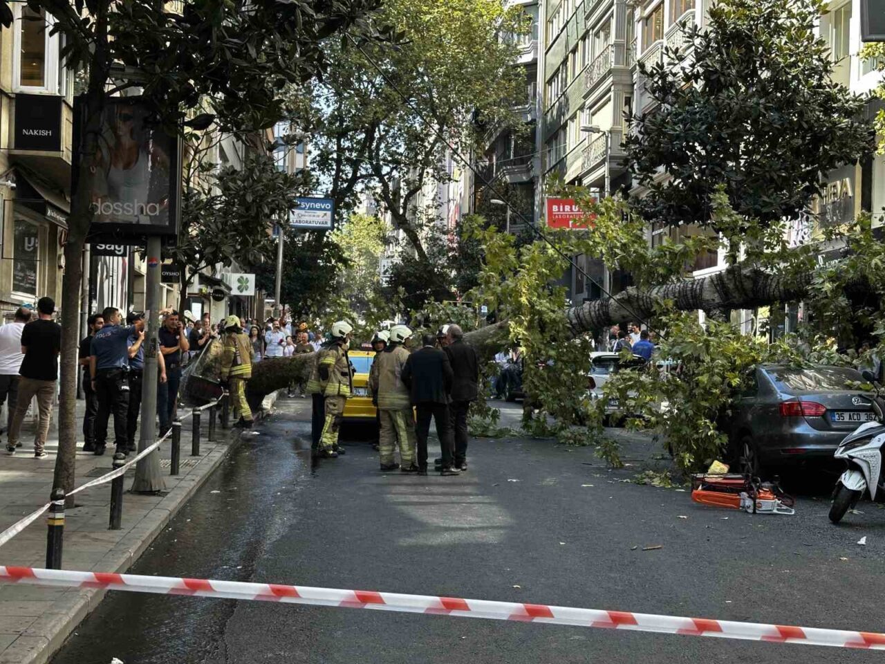 Şişli’de araçların üzerine devrilen çınar ağacı kaldırıldı 13 Bülten Medya -