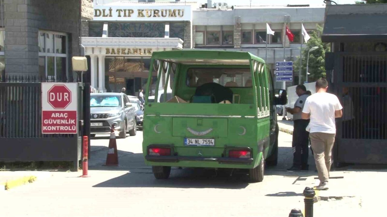 Şişli’de öldürülen Nilda Müge Şahin’nin cenazesi ailesi tarafından Adli Tıp Kurumu’ndan alındı 11 Bülten Medya -