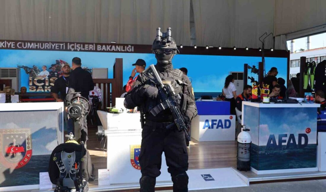 “Siyah Giyen Adamlar” yüksek teknolojileri ve keskin nişancılarıyla nefes kesti TEKNOFEST Mavi Vatan’da “Siyah Giyen Adamlar” olarak anılan JÖAK timleri,