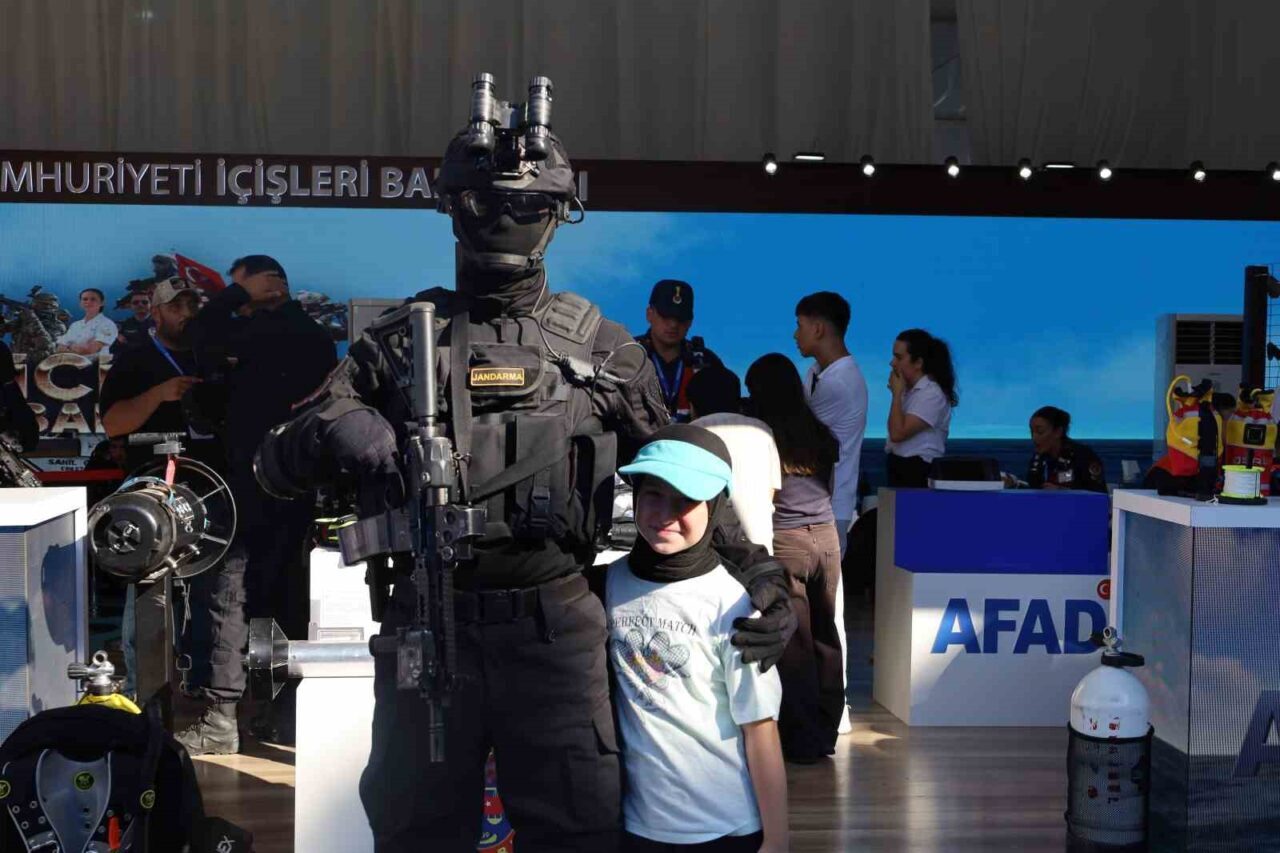 "Siyah Giyen Adamlar" yüksek teknolojileri ve keskin nişancılarıyla nefes kesti 11 Bülten Medya -