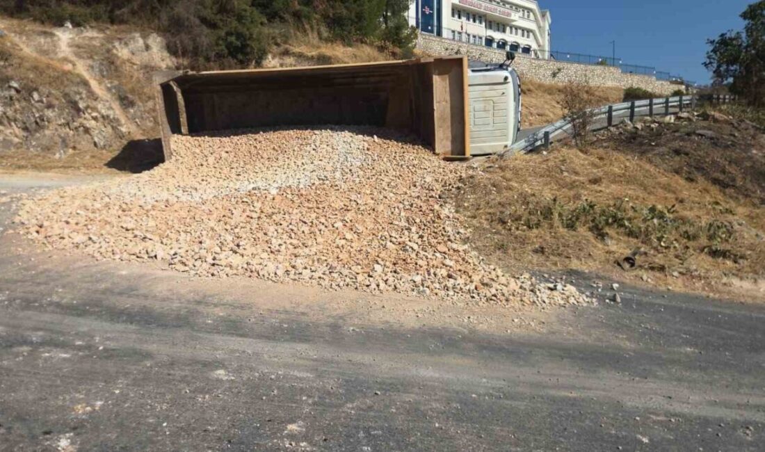 Bursa’da freni boşalan kamyon, faciya sebep olmadan şoförün manevrasıyla sonlandı.
