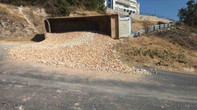 Bursa’da freni boşalan kamyon, faciya sebep olmadan şoförün manevrasıyla sonlandı.