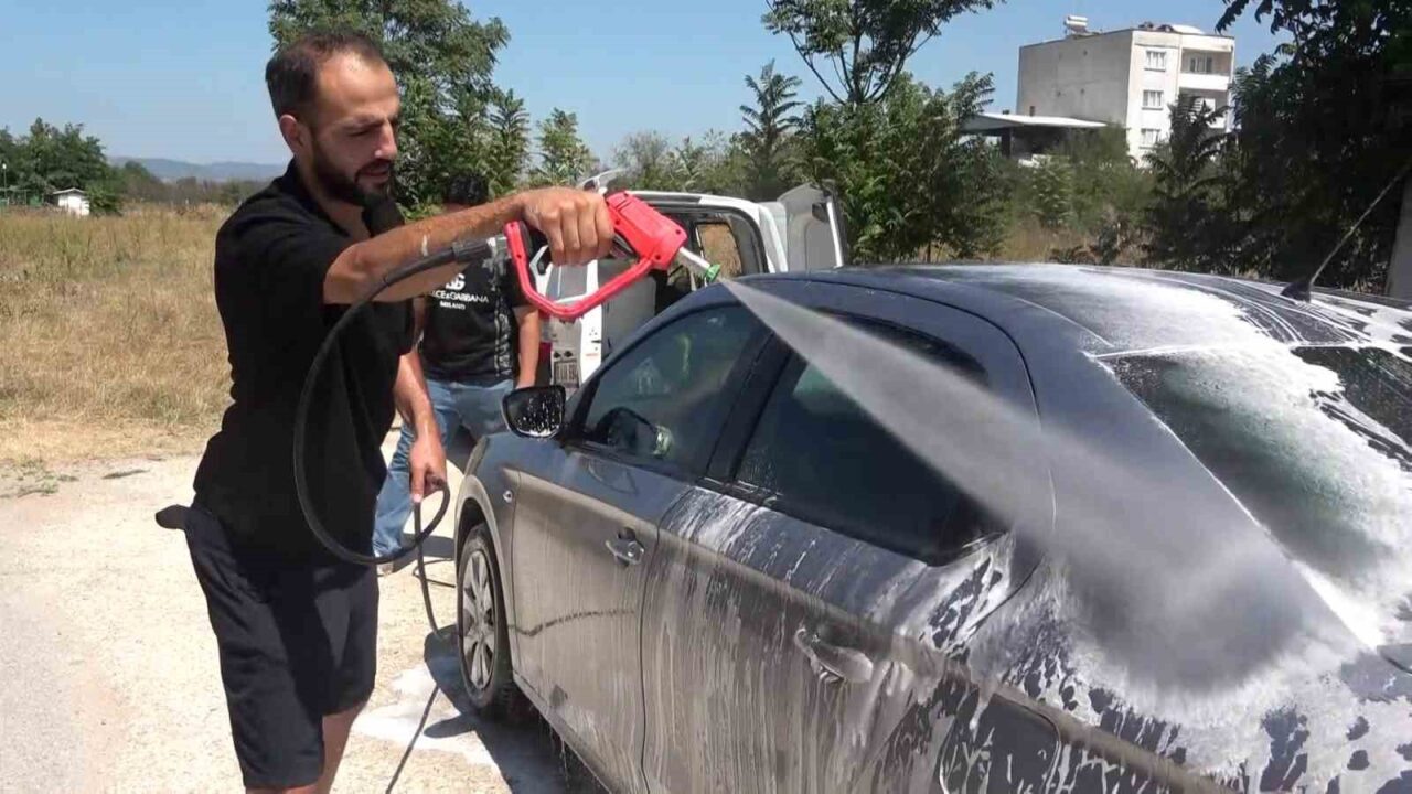Sokakta gördüğü kirli araçları habersizce yıkıyor...Araç sahiplerine sürpriz yapıyor 11 Bülten Medya -