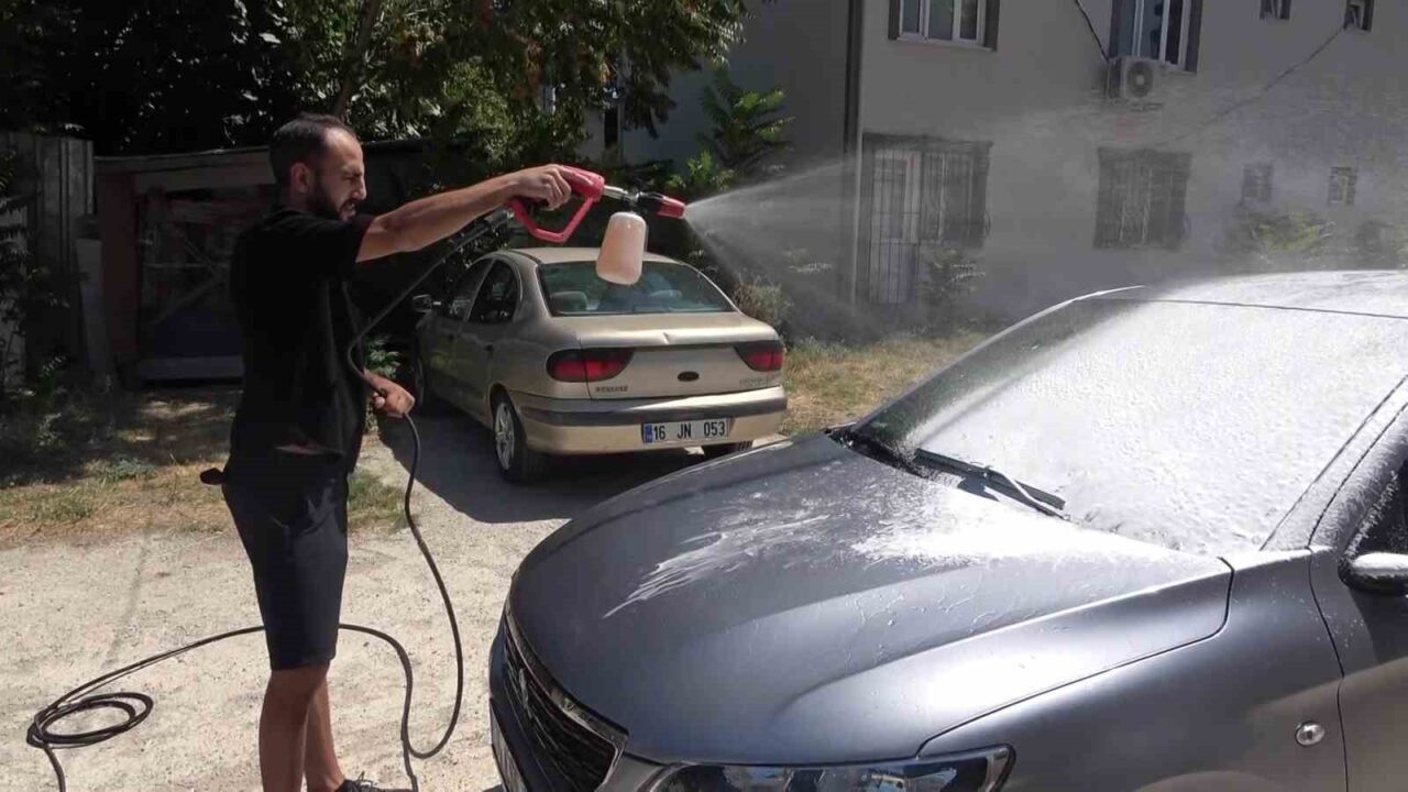 Sokakta gördüğü kirli araçları habersizce yıkıyor...Araç sahiplerine sürpriz yapıyor 12 Bülten Medya -