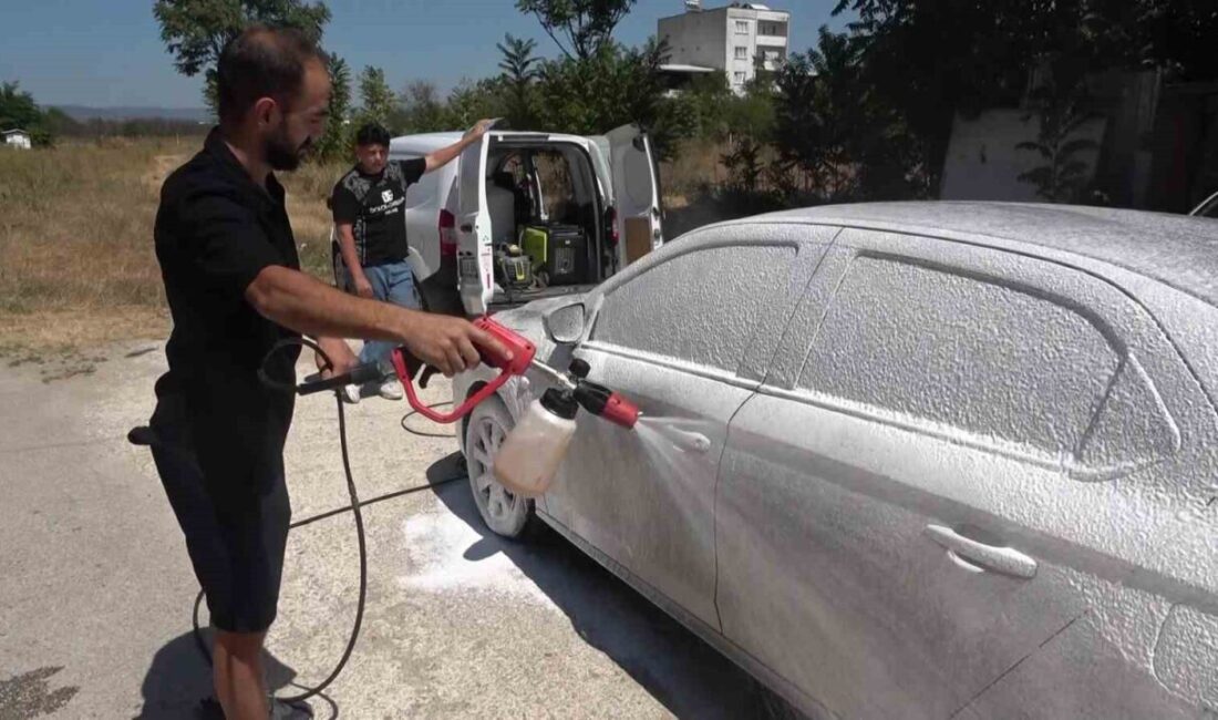 Sokakta gördüğü kirli araçları habersizce yıkıyor…Araç sahiplerine sürpriz yapıyor Bursa’da mobil oto yıkama işi yapan Tuğrul Deligöz, sokakta park