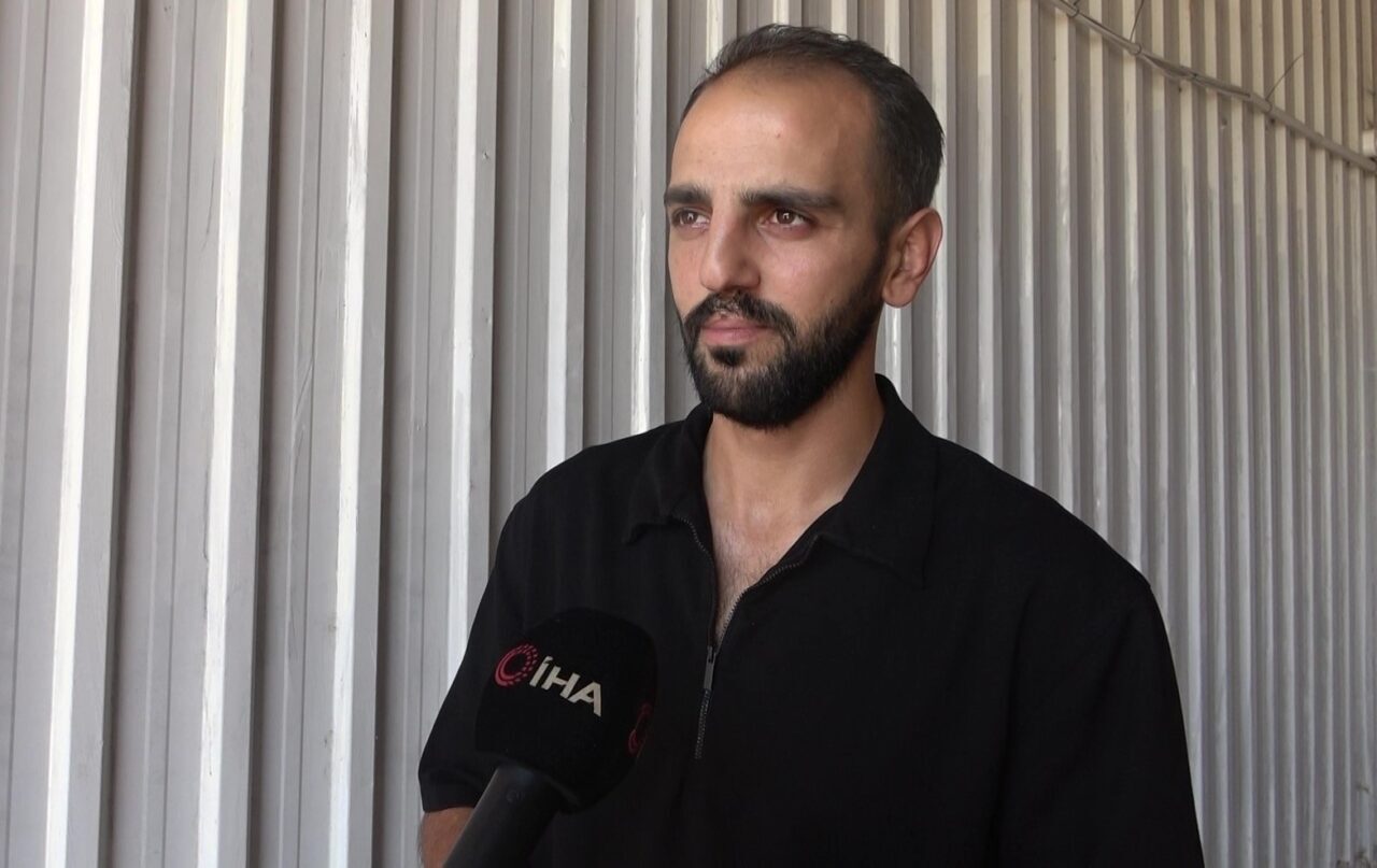 Sokakta gördüğü kirli araçları habersizce yıkıyor...Araç sahiplerine sürpriz yapıyor 10 Bülten Medya -