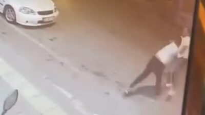 Bursa’da kaldırımda duran bir kişi ile otomobil sürücüsü arasında başlayan