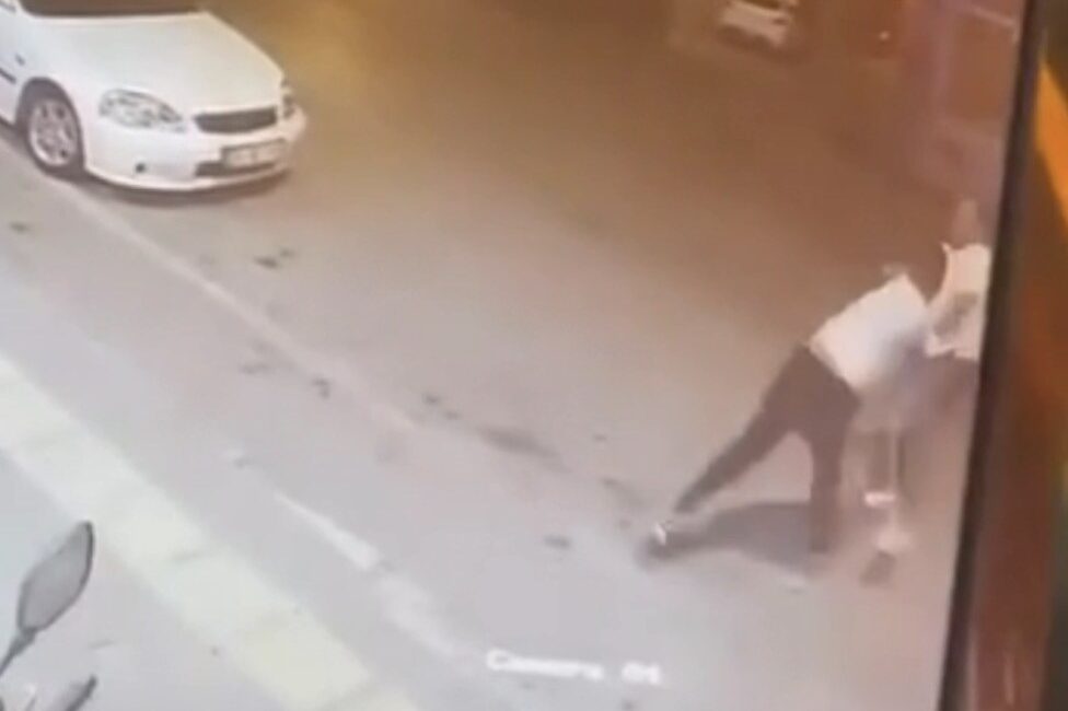 Bursa’da kaldırımda başlayan tartışma yumruklu kavgaya dönüştü! Bursa’da kaldırımda duran bir kişi ile otomobil sürücüsü arasında başlayan